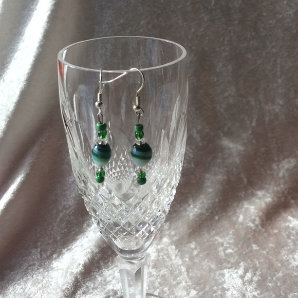 Handmade earrings: green and white beads - Picture 2 of 3